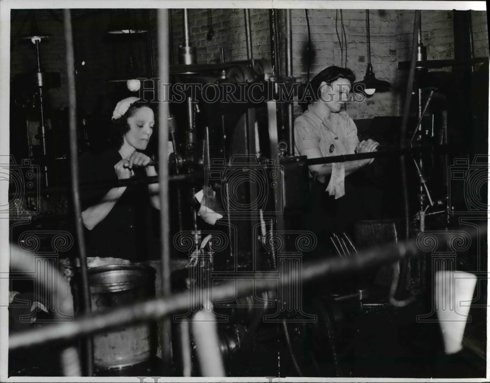 1941 Press Photo Women working at the Army behind the Army - cva67541- Historic Images