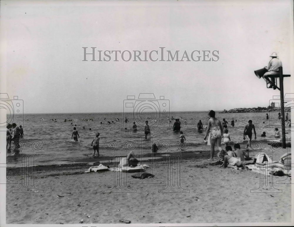 1962 Press Photo Gross pollution from raw sewage no deterrent at Edgewater Beach- Historic Images