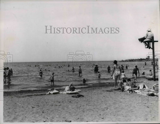 1962 Press Photo Gross pollution from raw sewage no deterrent at Edgewater Beach- Historic Images