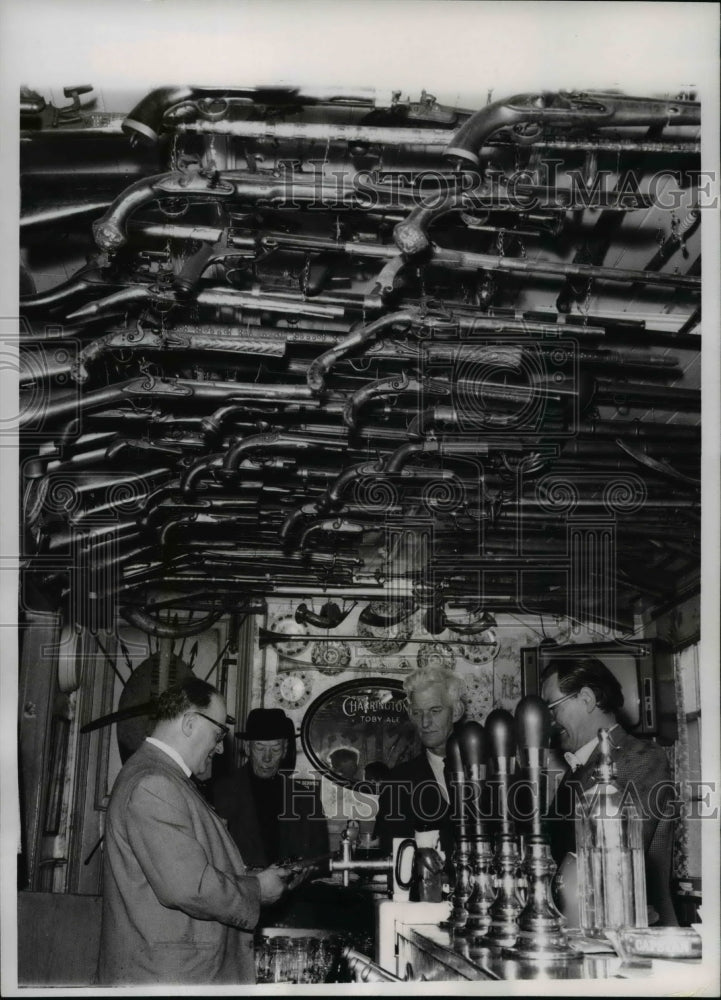 1964 Press Photo The antique gun store owner, Albert Warren- Historic Images