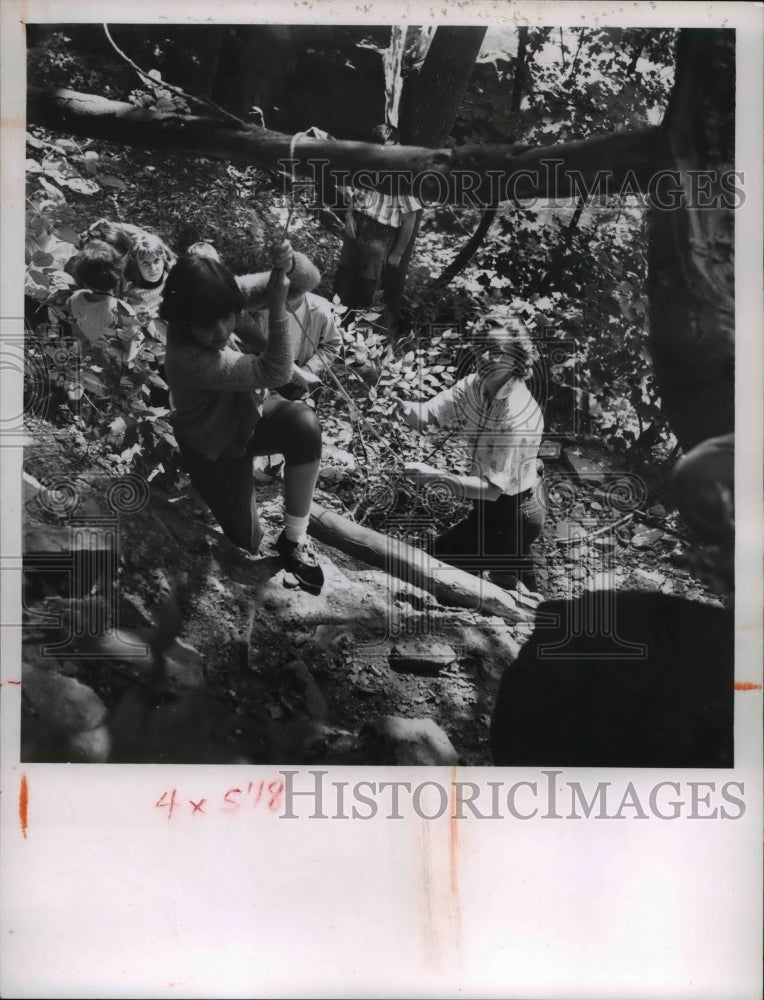 1961 Press Photo Phyllis Wall Gets Help from a Rope on Rock Hike- Historic Images