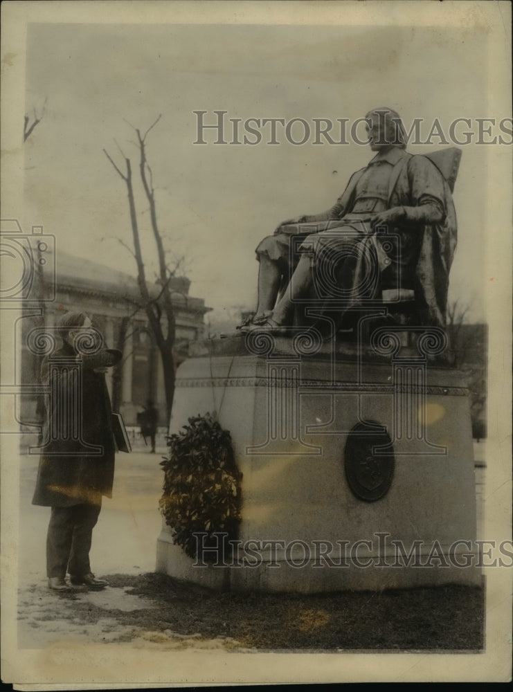 1962 Press Photo The Man Saluting the Statue of John Harvard - Historic Images