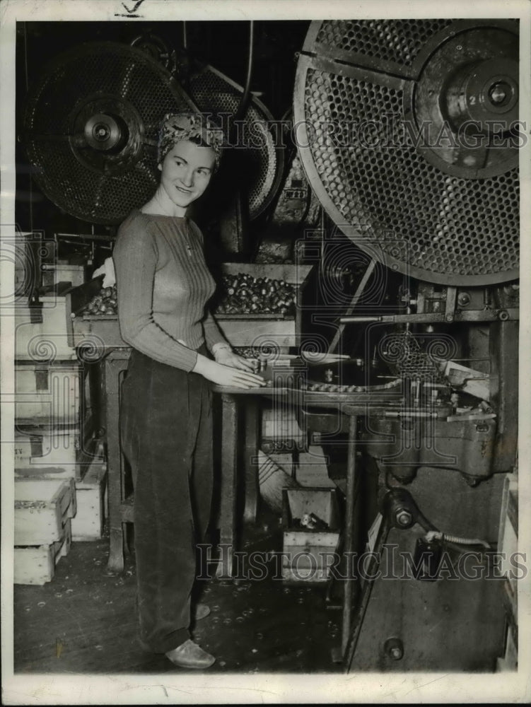 1942 Press Photo Woman Employee at Army Ordnance Department Arsenal- Historic Images