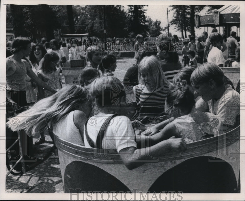 1971 Press Photo The crowd  during day time at the Lake Wood park- Historic Images