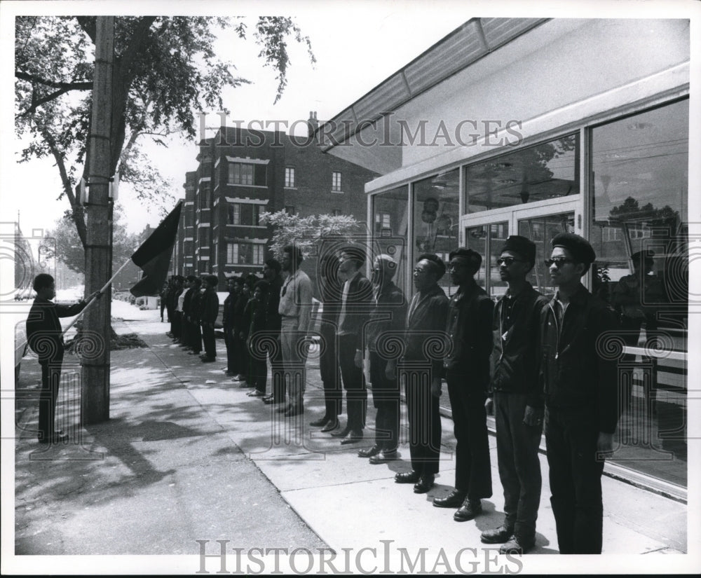 1969 Press Photo McDonald&#39;s Picketing- Historic Images