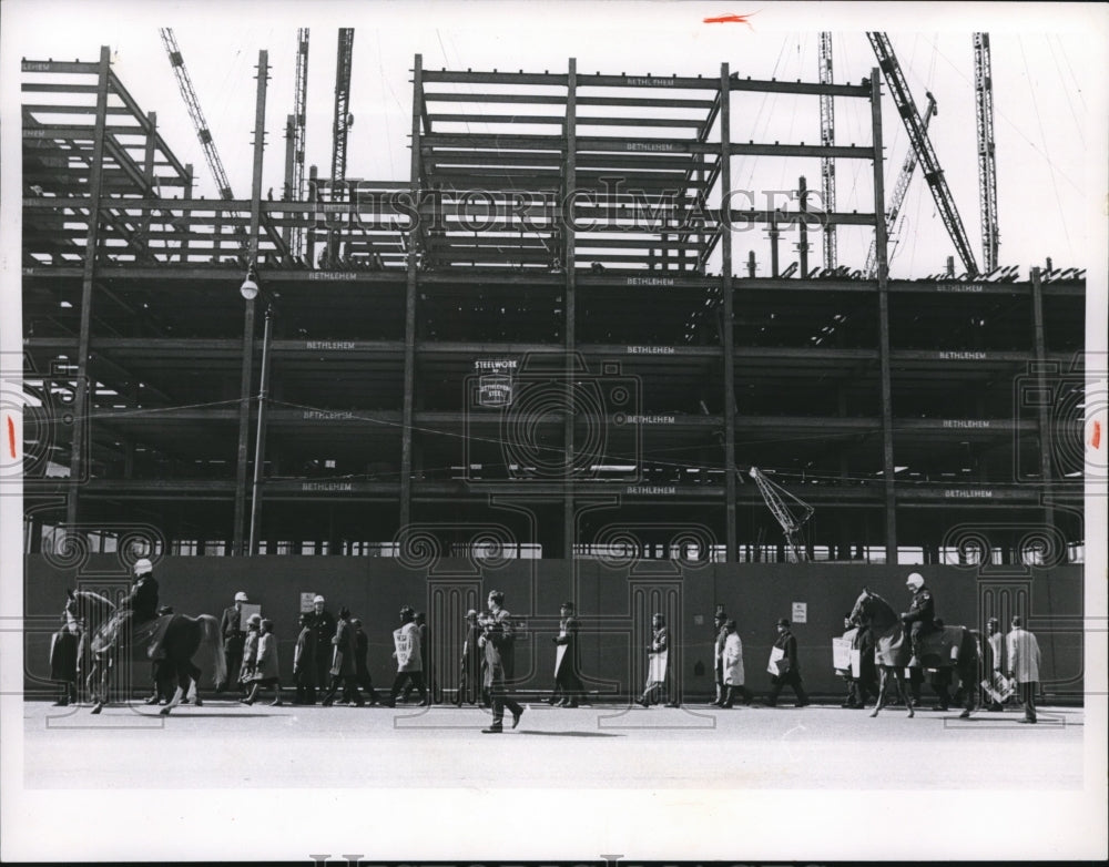 1965 Press Photo Pedestrian by the Construction Site- Historic Images