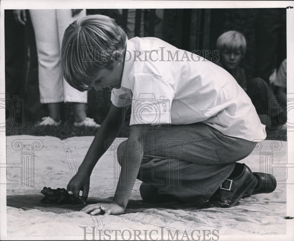 1970 Press Photo Vince Fluharty and Clyde Frog Jumping- Historic Images