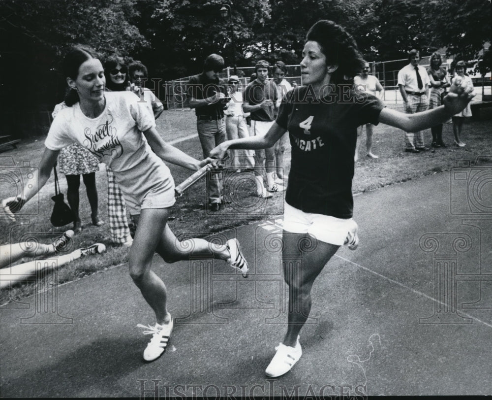 1975 Press Photo Diane Blanchard take Baton from Marlene Tornado at GE Run- Historic Images