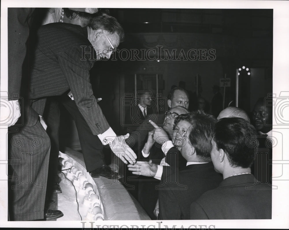 1964 Press Photo Al De Maicoribus &amp; Russian delegates at Republican Convention- Historic Images