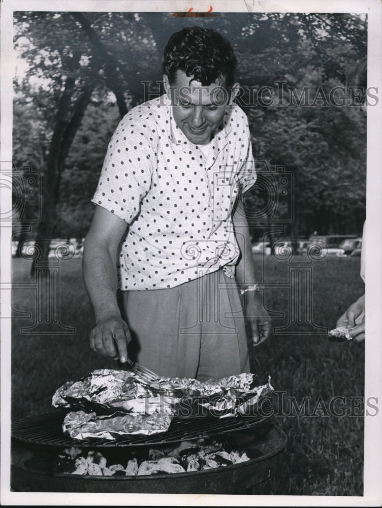 1963 Press Photo Fred Baker use Aluminum Foil over charcoal prepare outdoor Meal- Historic Images