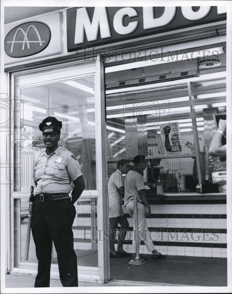 1969 Press Photo Security Guard Stands infront Mc Donald Store- Historic Images