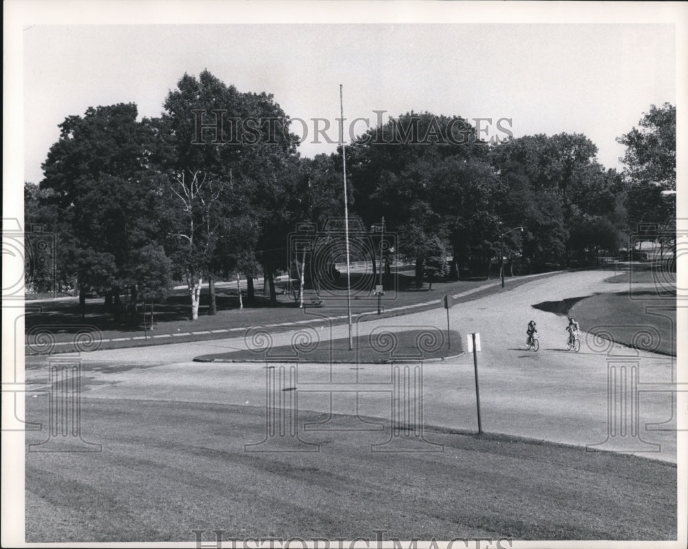 1974 Press Photo Riding bike at Garfield Park, Cleveland - Historic Images