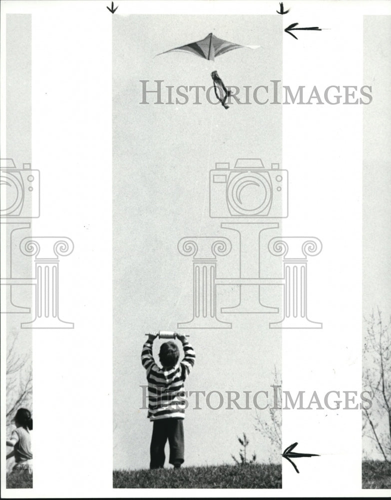 1990 Press Photo Adam Rini found Sunday's pleasant weather ideal for flying a- Historic Images