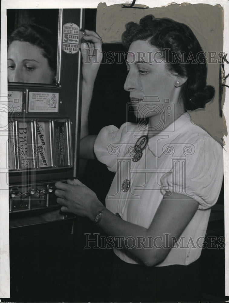 1941 Press Photo Margaret Minello of Selwyn Rd. former Nela Stock room worker - Historic Images