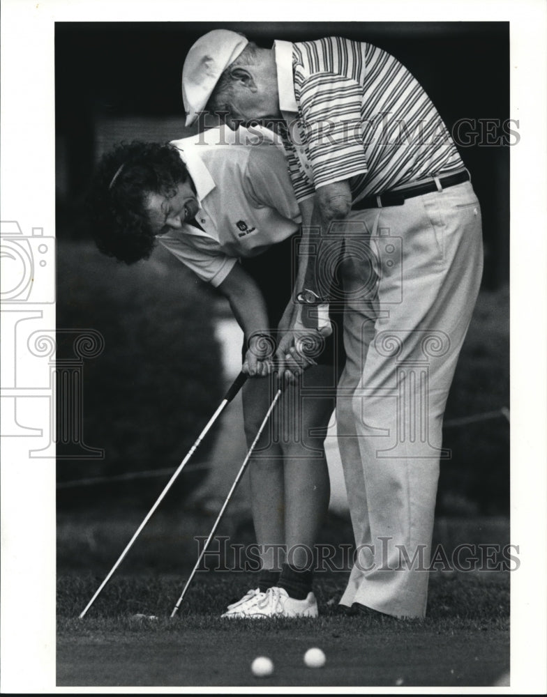 1990 Press Photo Mindy Derr gives Joe Murphy a golf lesson at Vermilion CC- Historic Images