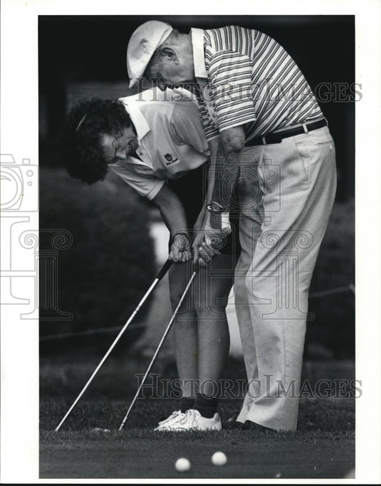 1990 Press Photo Mindy Derr gives Joe Murphy a golf lesson at Vermilion CC- Historic Images