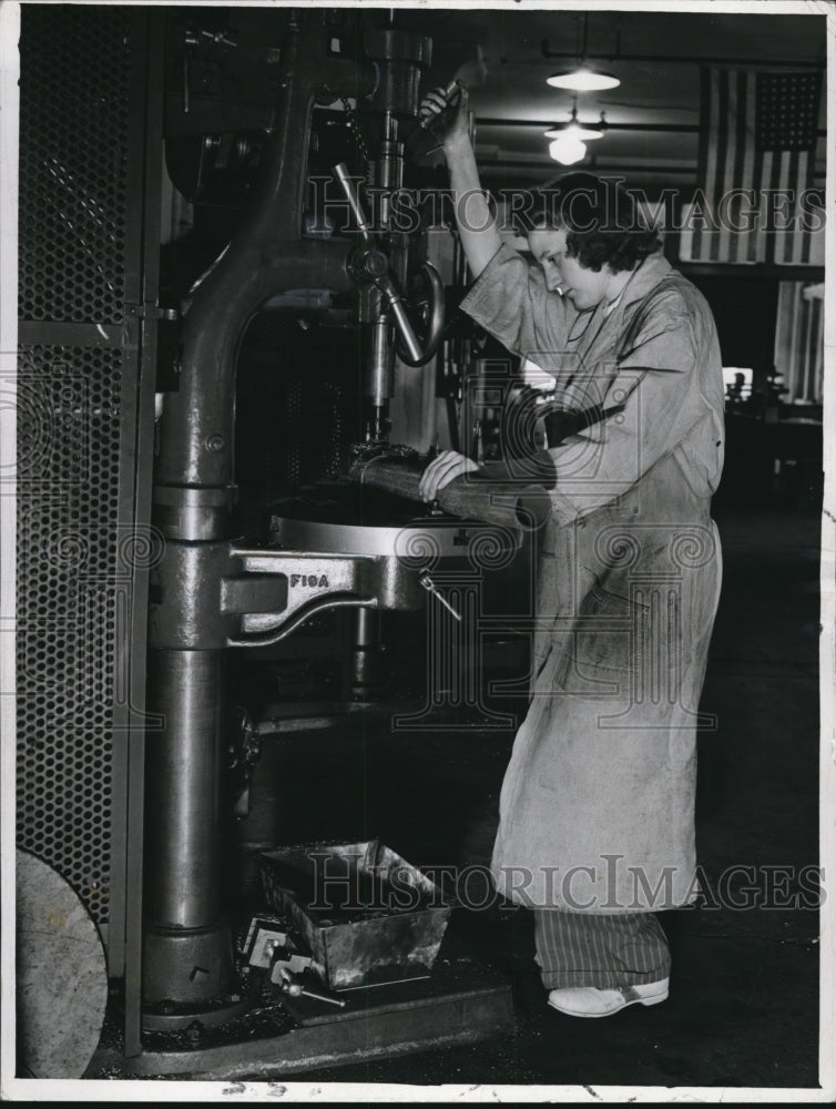 1941 Press Photo Cleveland Women worked at Thompson Products Co Alone. - Historic Images