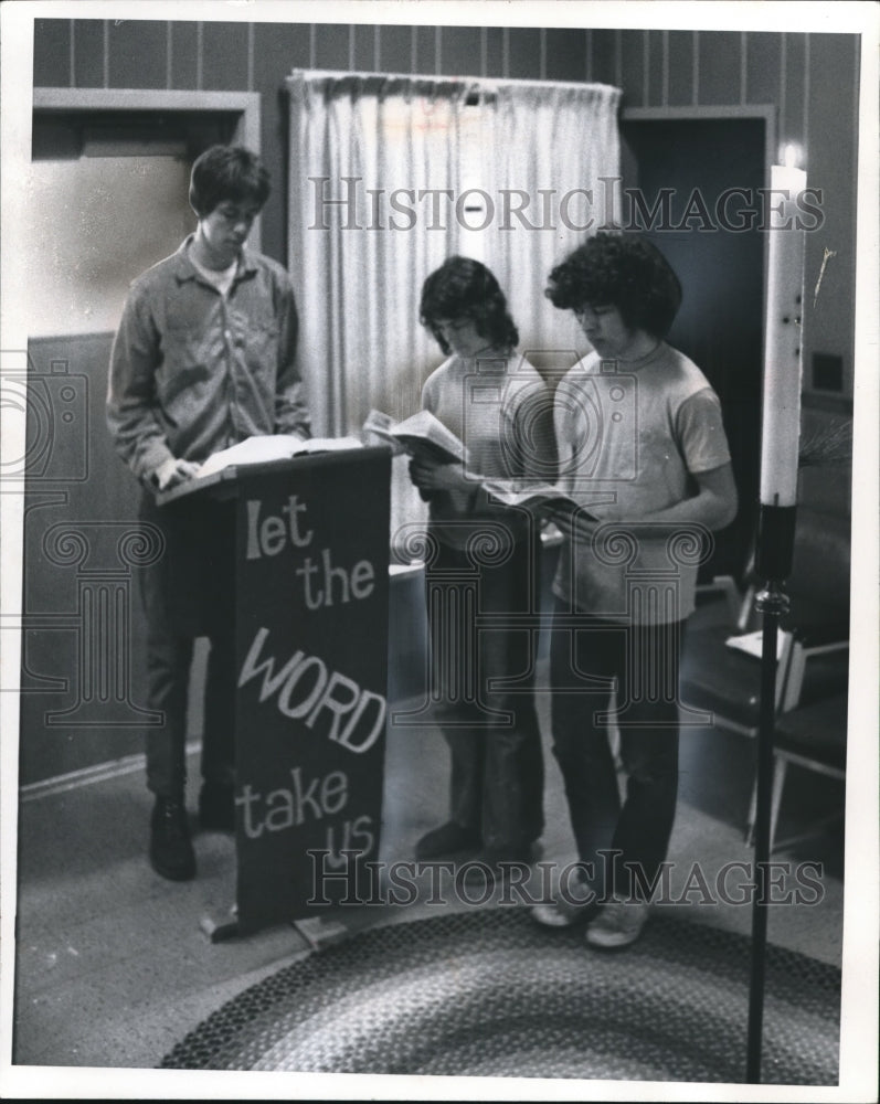 1972 Press Photo Students of Oberlin College Monastery in meditation
- Historic Images