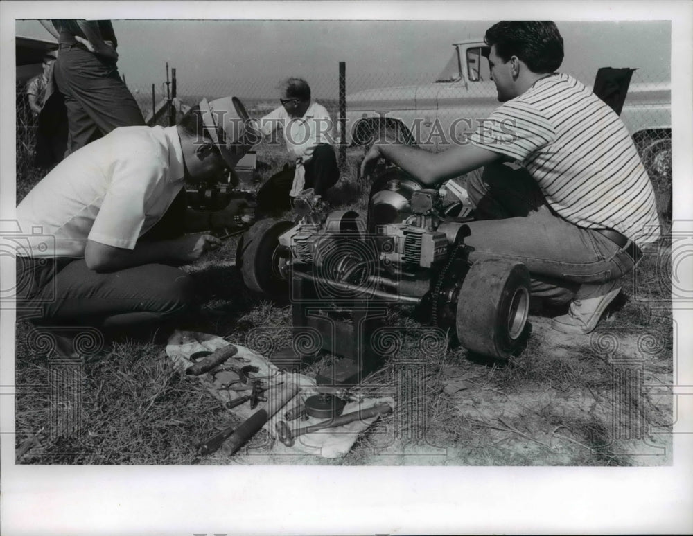 1968 Press Photo Columbiaua Racing Assn, minor breakdowns are fixed in pits- Historic Images