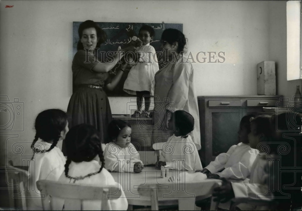 1964 Press Photo Virginia Wolfe English teacher Lalla Mimouna at Lalla Mimouna- Historic Images