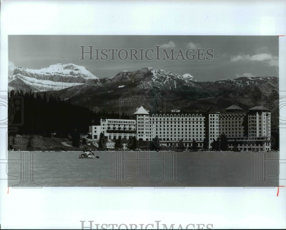 1994 Press Photo Princess Tours passengers staying at Chateau Lake Louise- Historic Images