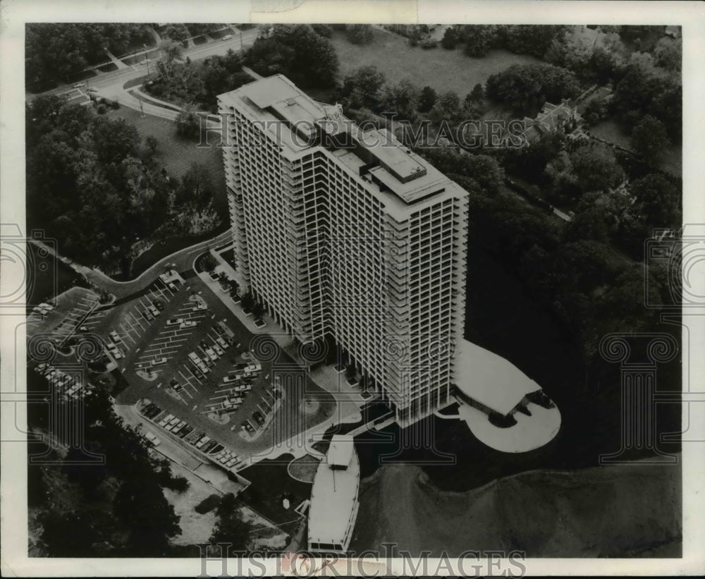 1972 Press Photo Winton Peace Apartment, Lakewood- Historic Images