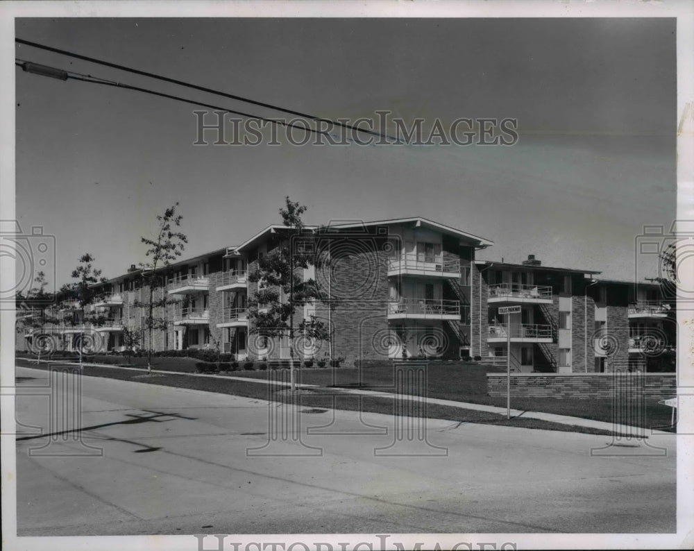 1963 Press Photo 48-Suite addition to Pine Crest Apartments on Broadview Road- Historic Images