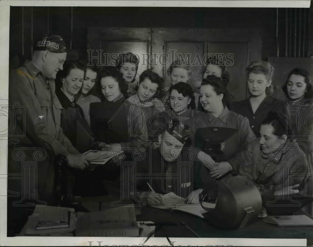 1943 Press Photo Mrs. Dorothy Brady, Mrs. Helen Zanieska, Mrs. Frances Burgner- Historic Images