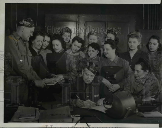 1943 Press Photo Mrs. Dorothy Brady, Mrs. Helen Zanieska, Mrs. Frances Burgner- Historic Images