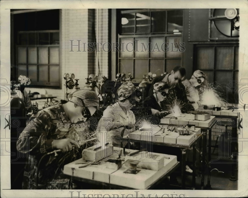 1942 Press Photo The girl welders at the Burgard Vocational High School - Historic Images