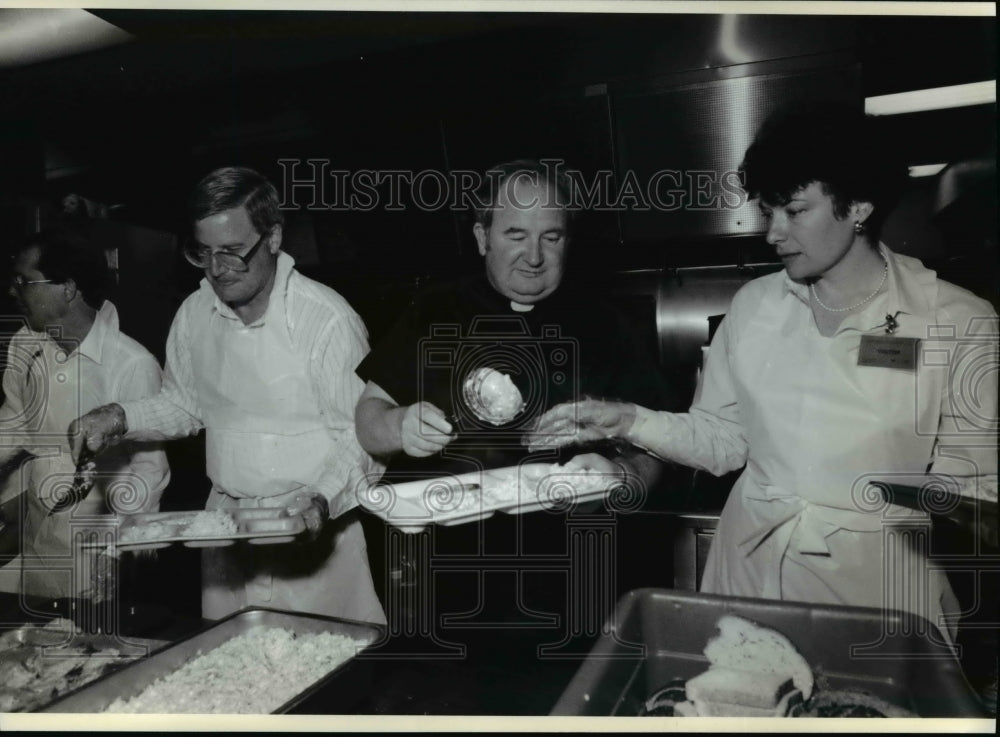 1990 Press Photo Father Joe Carroll serves food to the homeless- Historic Images