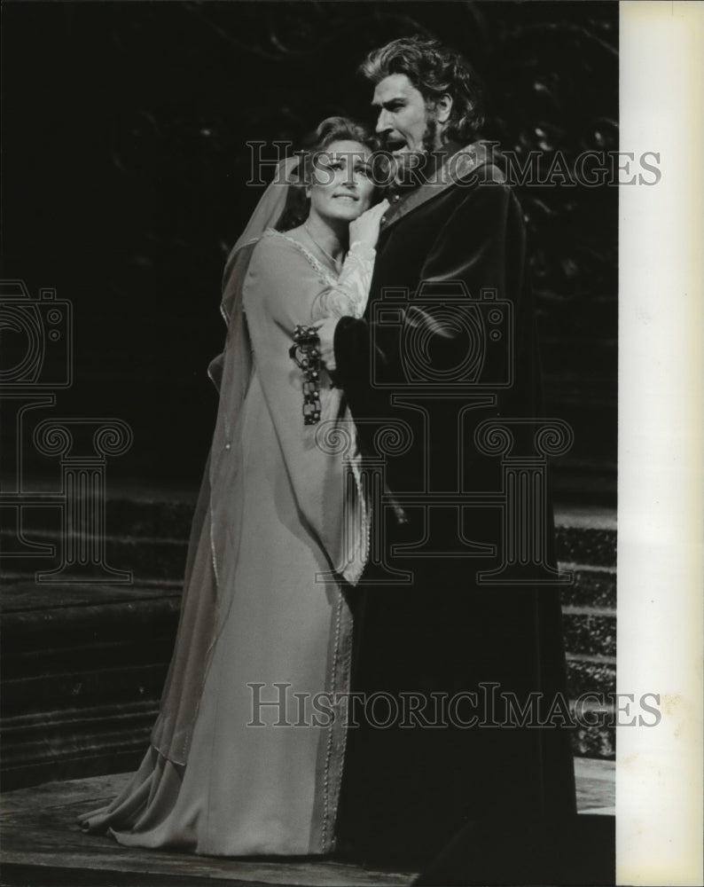  Press Photo Anna Tomowa-Sintow as Amelia and Sherrill Milnes as Simon- Historic Images