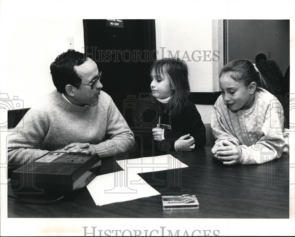 1991 Press Photo John Toader interviewed by Jennifer Kish and Shannon Koslen- Historic Images