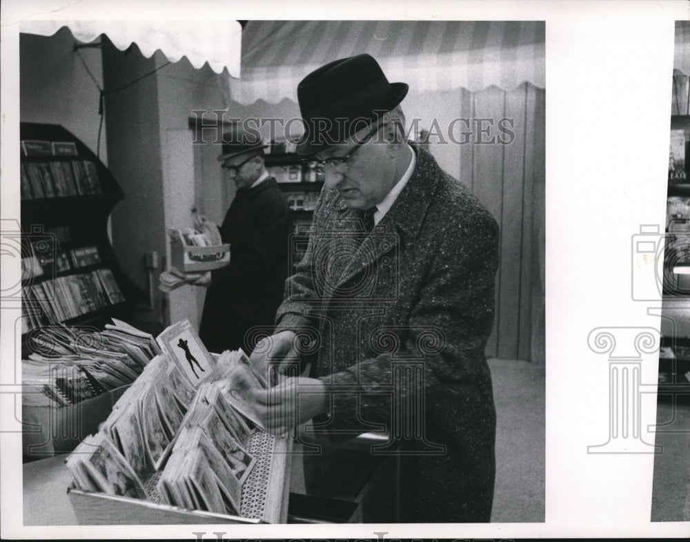 1968 Press Photo Cleveland Police Lt Ernest Willcocks checks packets of pictures- Historic Images