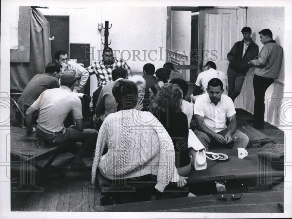 1967 Press Photo Red cross volunteers tried to comfort relative of missing- Historic Images