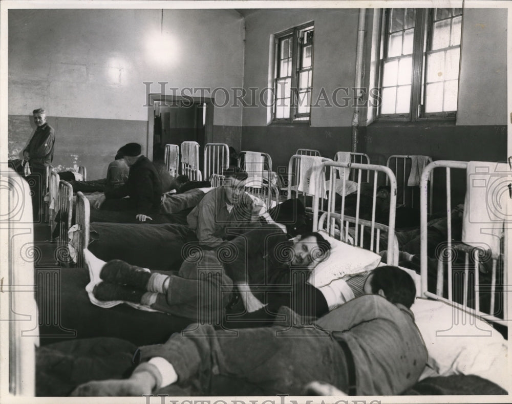 1953 Press Photo Large idle room at workhouse used for sleeping quarters at- Historic Images