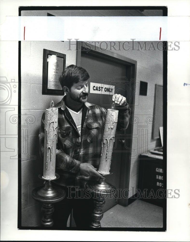 1986 Press Photo Richard Driscoll adjusts bulbs on electronic candles- Historic Images