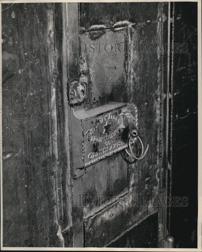 1946 Press Photo Welded plates to door to prevetn unlocking Cell at Warrensville- Historic Images