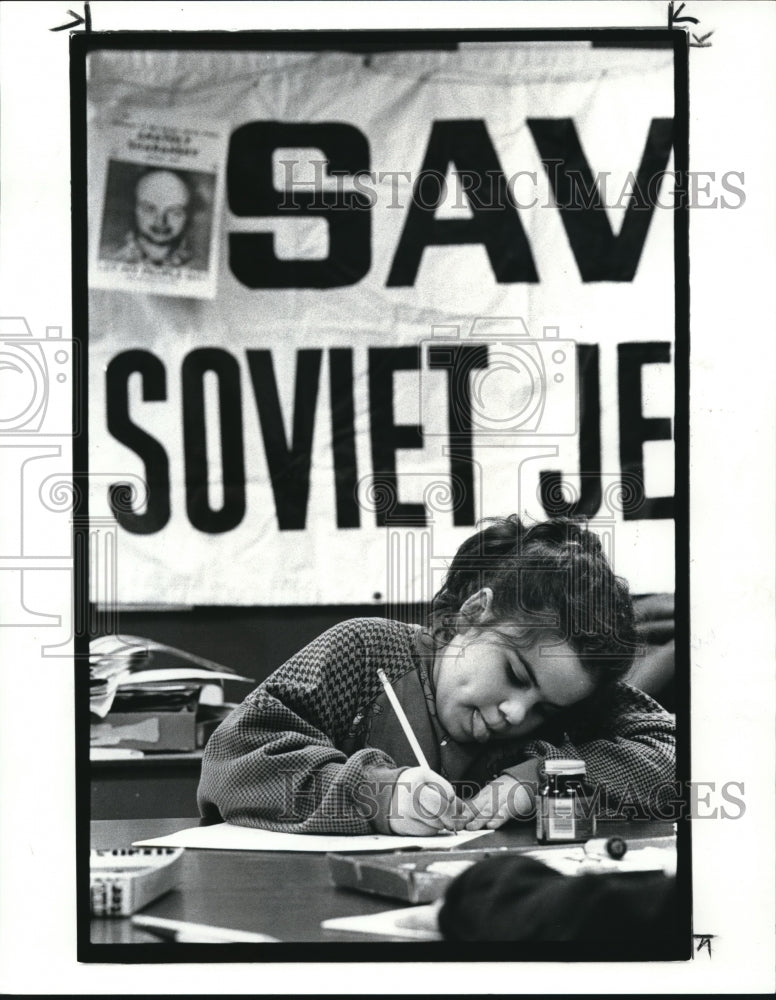 1986 Press Photo Rachel Malemud making a card for Russian Dissident- Historic Images