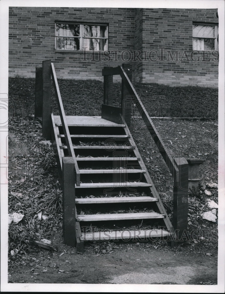 1967 Press Photo Broken Stairway to the CTS Stop at Euclid Ave &amp; Torbenson Drive- Historic Images