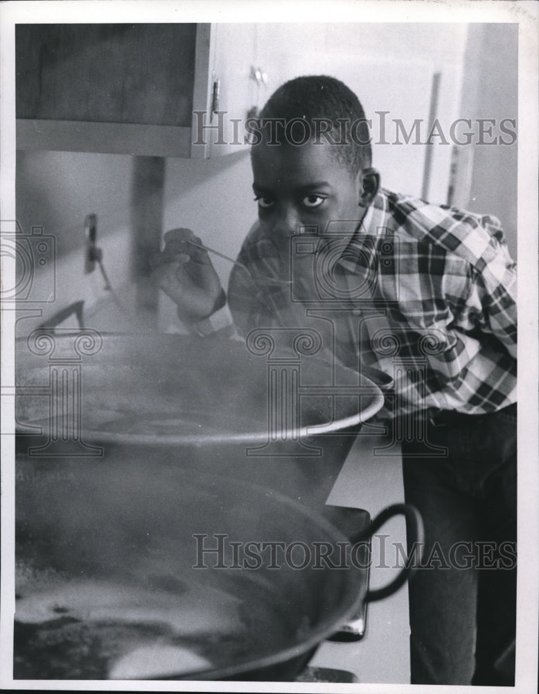 1968 Press Photo Stanley taste test the syrup at the Hudson Boys School- Historic Images