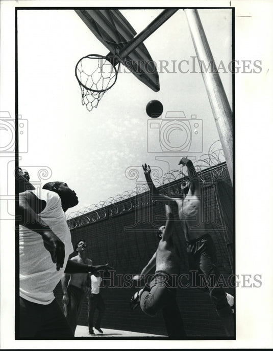 1920 Press Photo Inmates plays Basketball in Lorain County Jail Recreation Area- Historic Images
