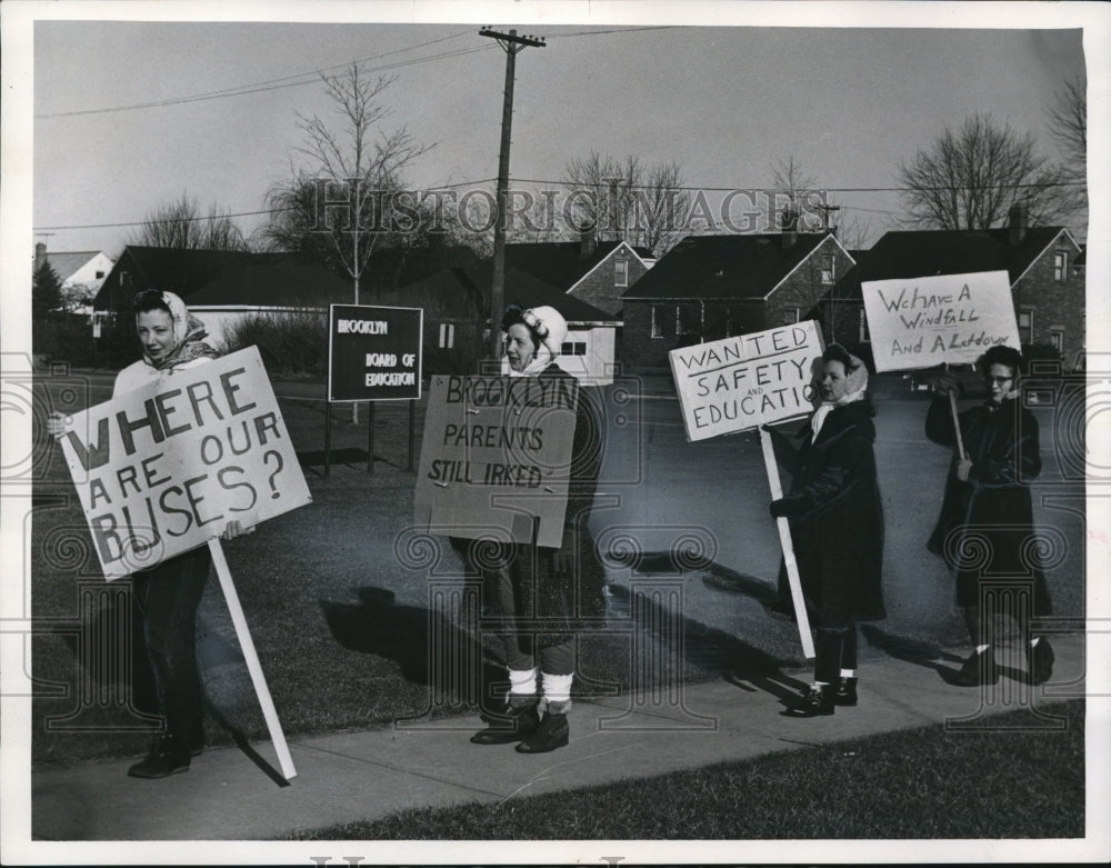 1966 Press Photo 4 Brooklyn parents demonstrated against cutting of PE program- Historic Images