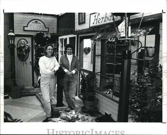 1990 Press Photo Scenes of Christmas in Cleveland Garden Center- Historic Images