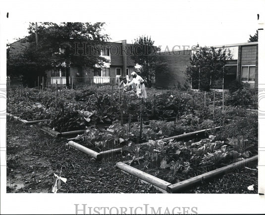 1990 Press Photo Evelio C. Jimenez & Flora Dismuke at the Garden 2555 Bellaire- Historic Images
