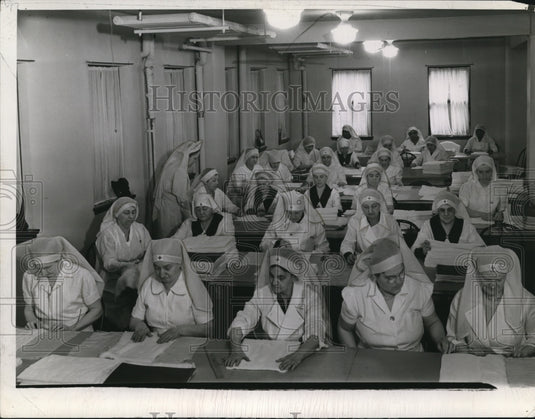 1941 Press Photo Red Cross Volunteer workers at the League House. - cva73452- Historic Images