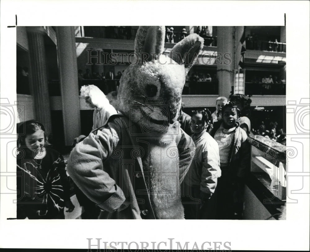 1991 Press Photo They came to glimpse Easter Bunny at City Easter Parade- Historic Images