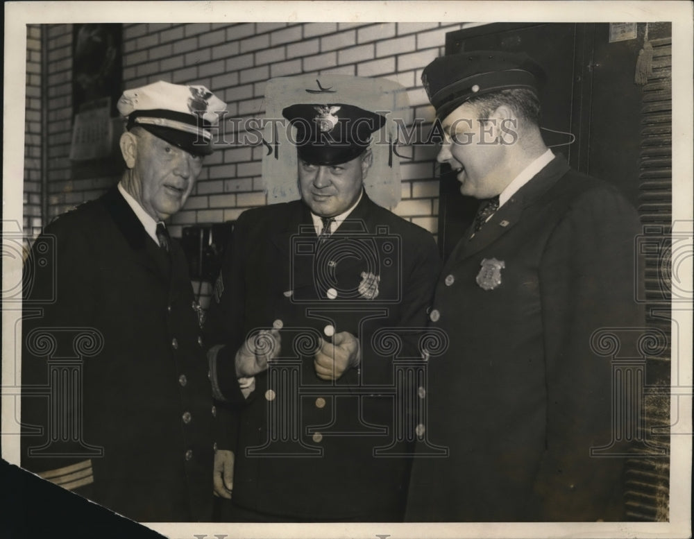 1949 Press Photo Chief Barrows, Sgt. Homer Davis and John Muth - cva73617- Historic Images