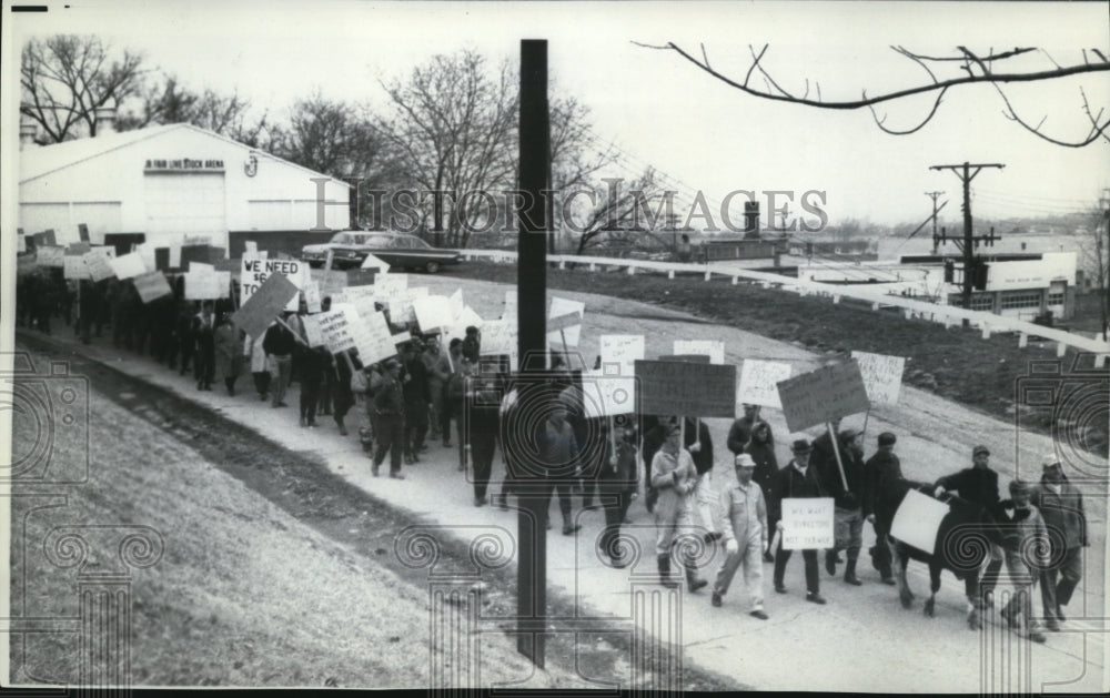 1967 Press Photo Farmers &amp; their wives march in Dayton in Protesy of Milk Prices- Historic Images