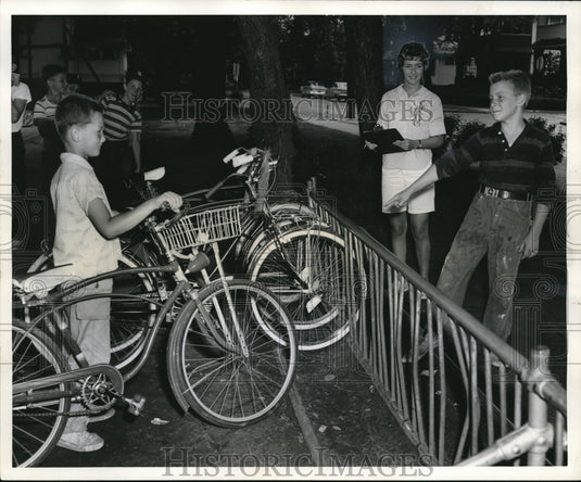 1960 Press Photo Ellen Foxworthy of PD Pentalhlon  gives parking Instructions.- Historic Images